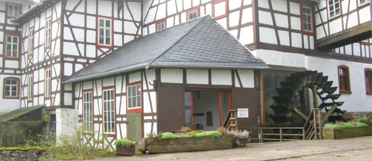 Wie funktioniert eine traditionelle Senfmühle? Vom Senfkorn bis zum Senf im Steinguttopf