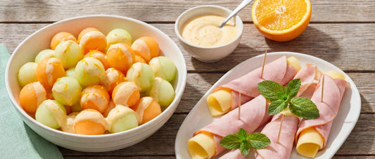 Melonensalat mit Schinken-Käse-Röllchen und Orangensenf