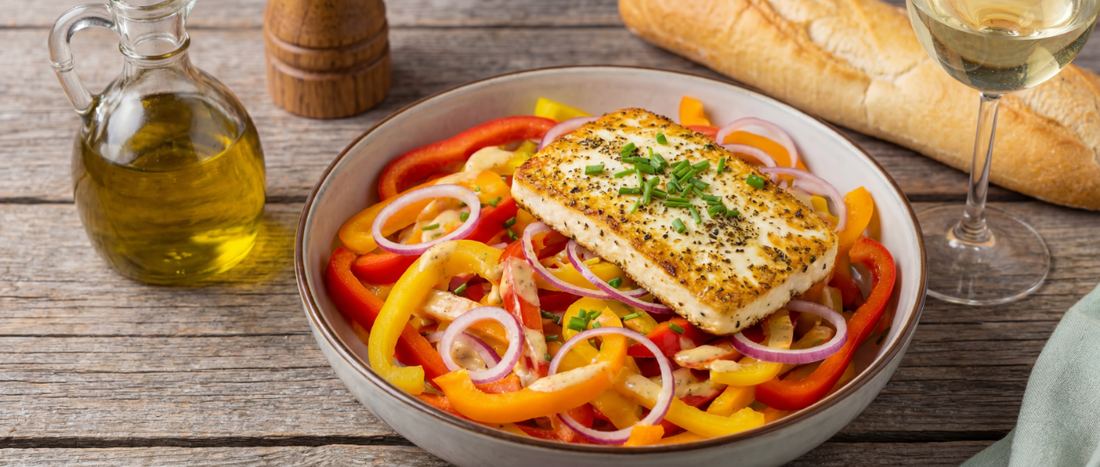 Paprikasalat mit gebratenem Feta-Käse