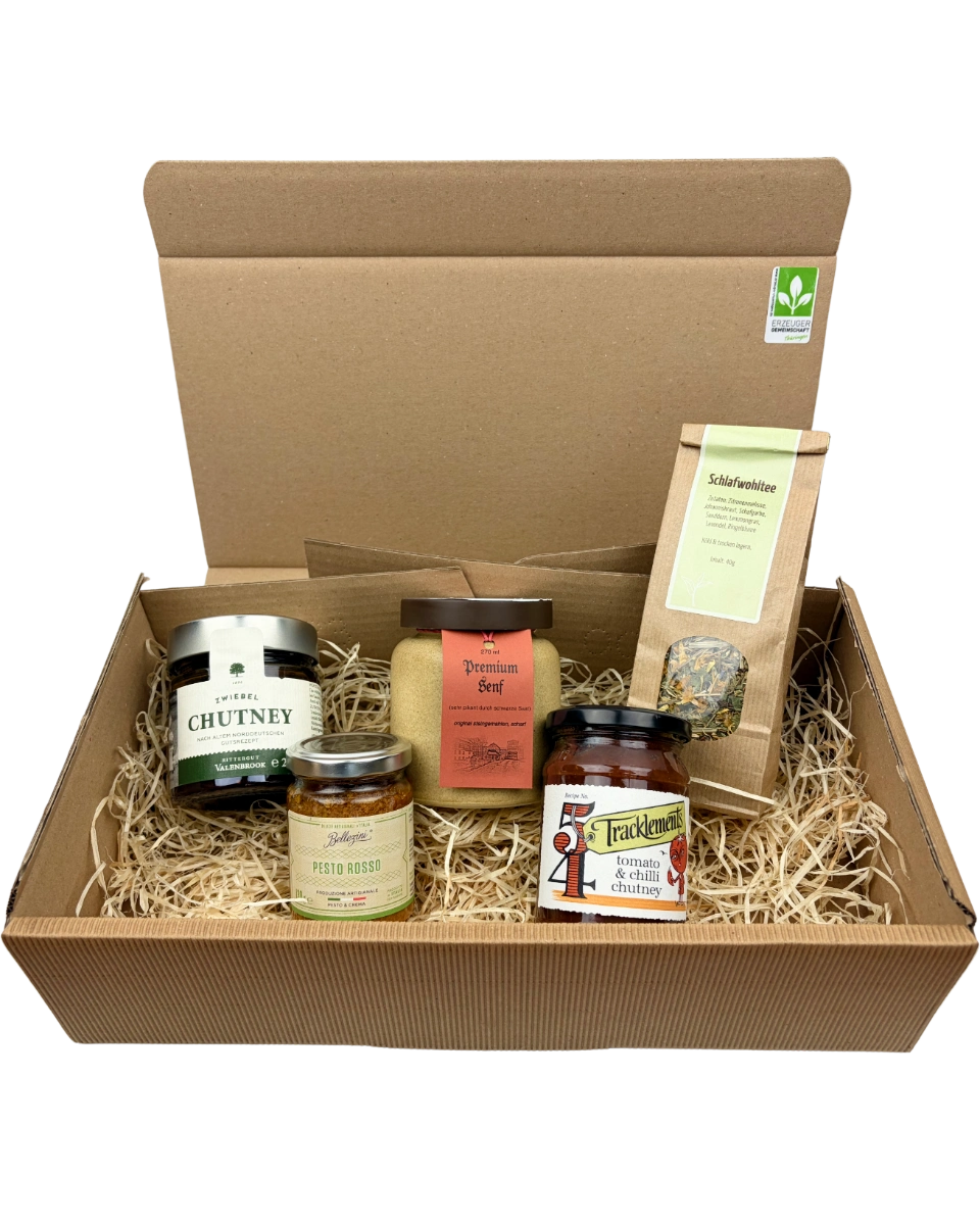 Geschenkpaket mit Valenbrook Zwiebel Chutney, Tracklements Tomato & Chilli Chutney, Bellizini Pesto Rosso, Senfmühle Kleinhettstedt Premiumsenf und Thüringer Tee- und Kräutermanufaktur Schlafwohltee in einer Geschenkverpackung.